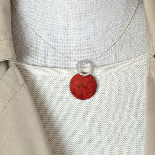 Collar Aptiqa Pazzi argolla plata y círculo rojo | Paris.cl